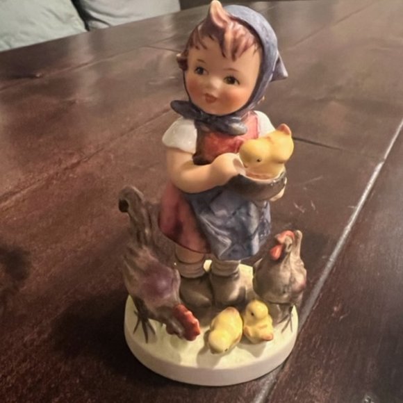 Goebel Hummel Figurine 'Feeding Time' 199/0 Girl with Chickens West Germany - Picture 3 of 11